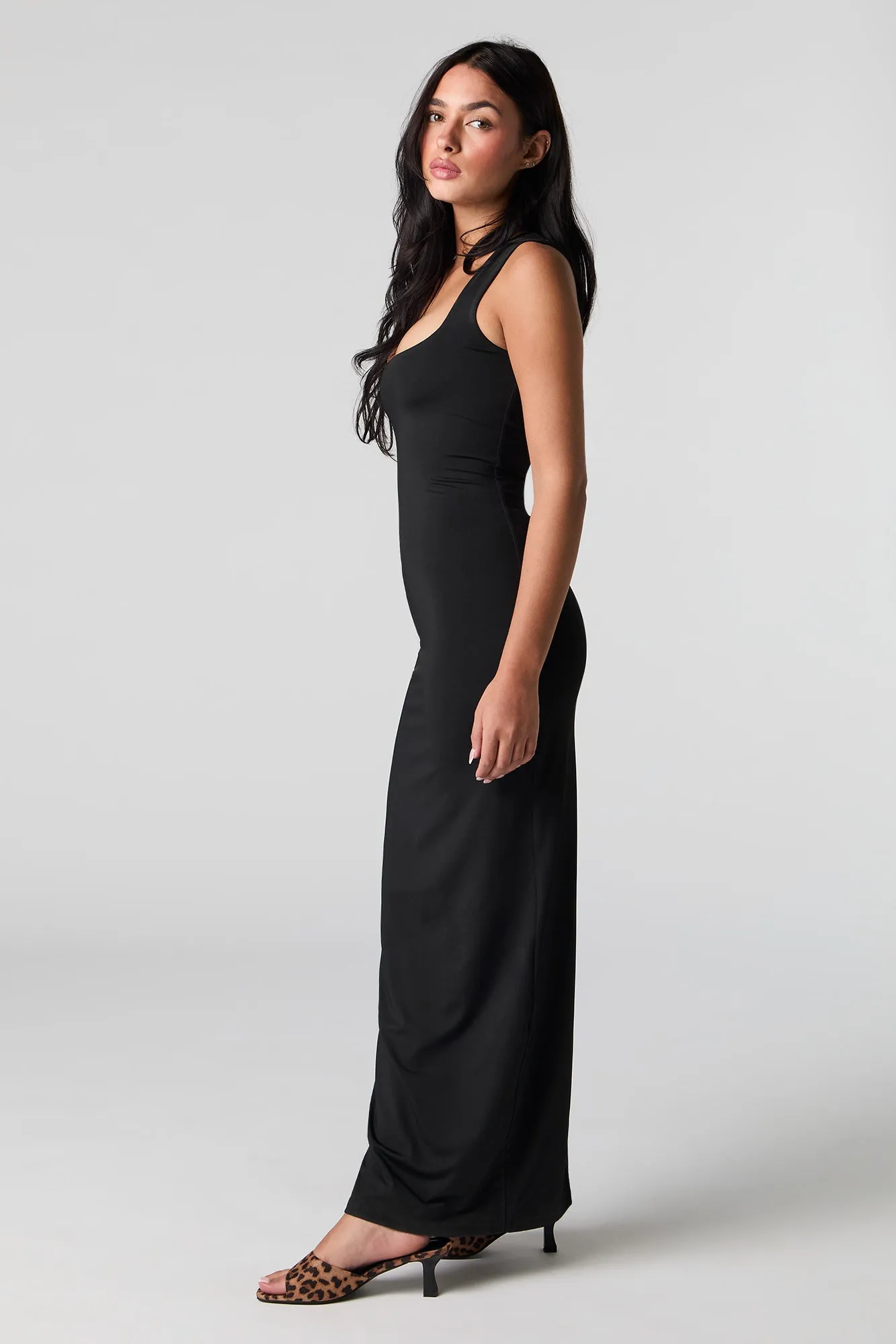 Robe maxi profilée à encolure carrée avec fente au dos