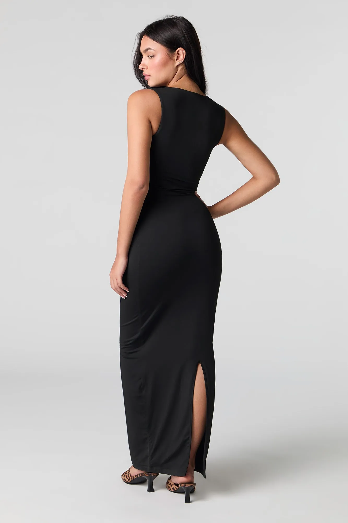 Robe maxi profilée à encolure carrée avec fente au dos