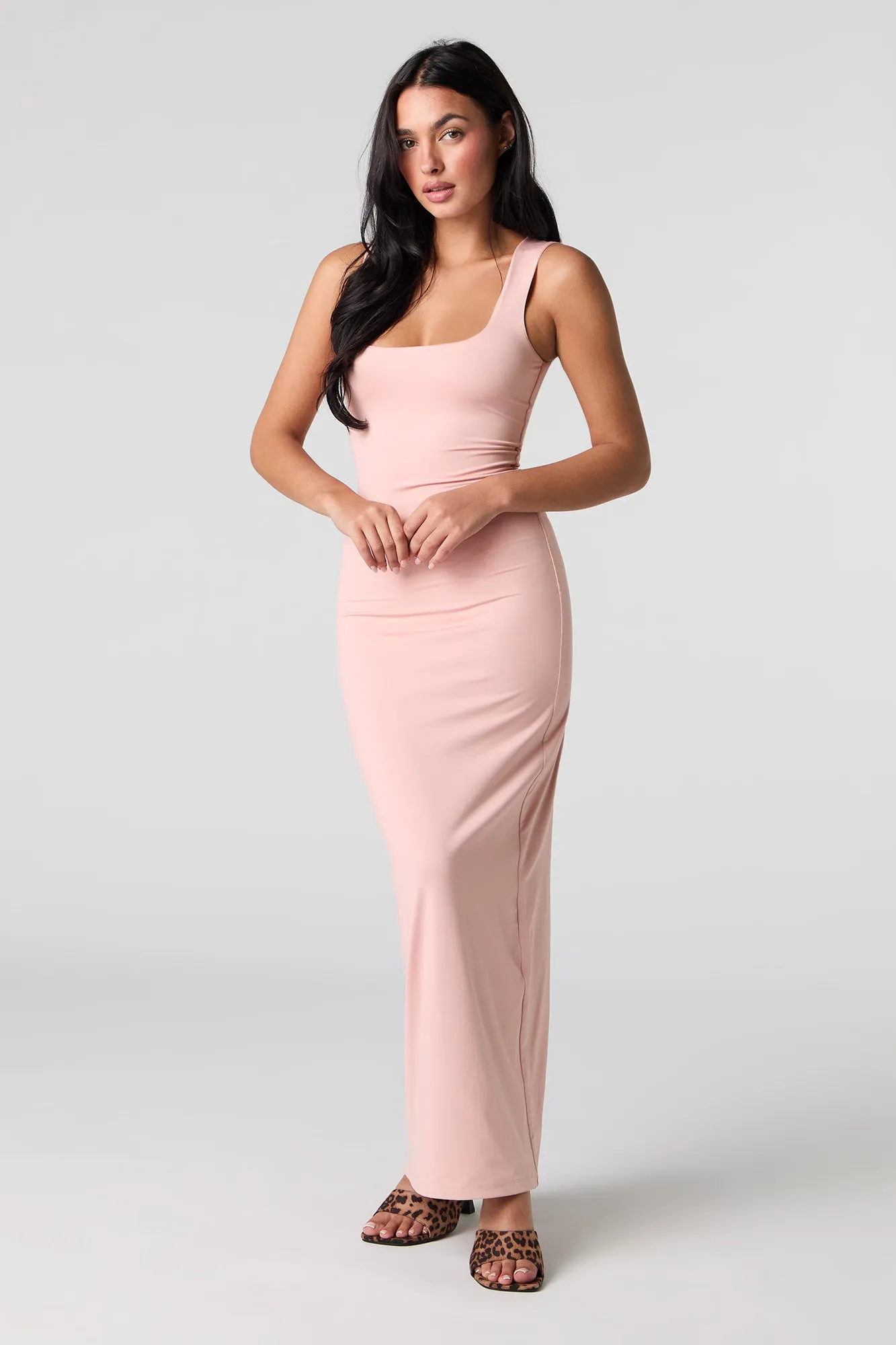 Robe maxi profilée à encolure carrée avec fente au dos