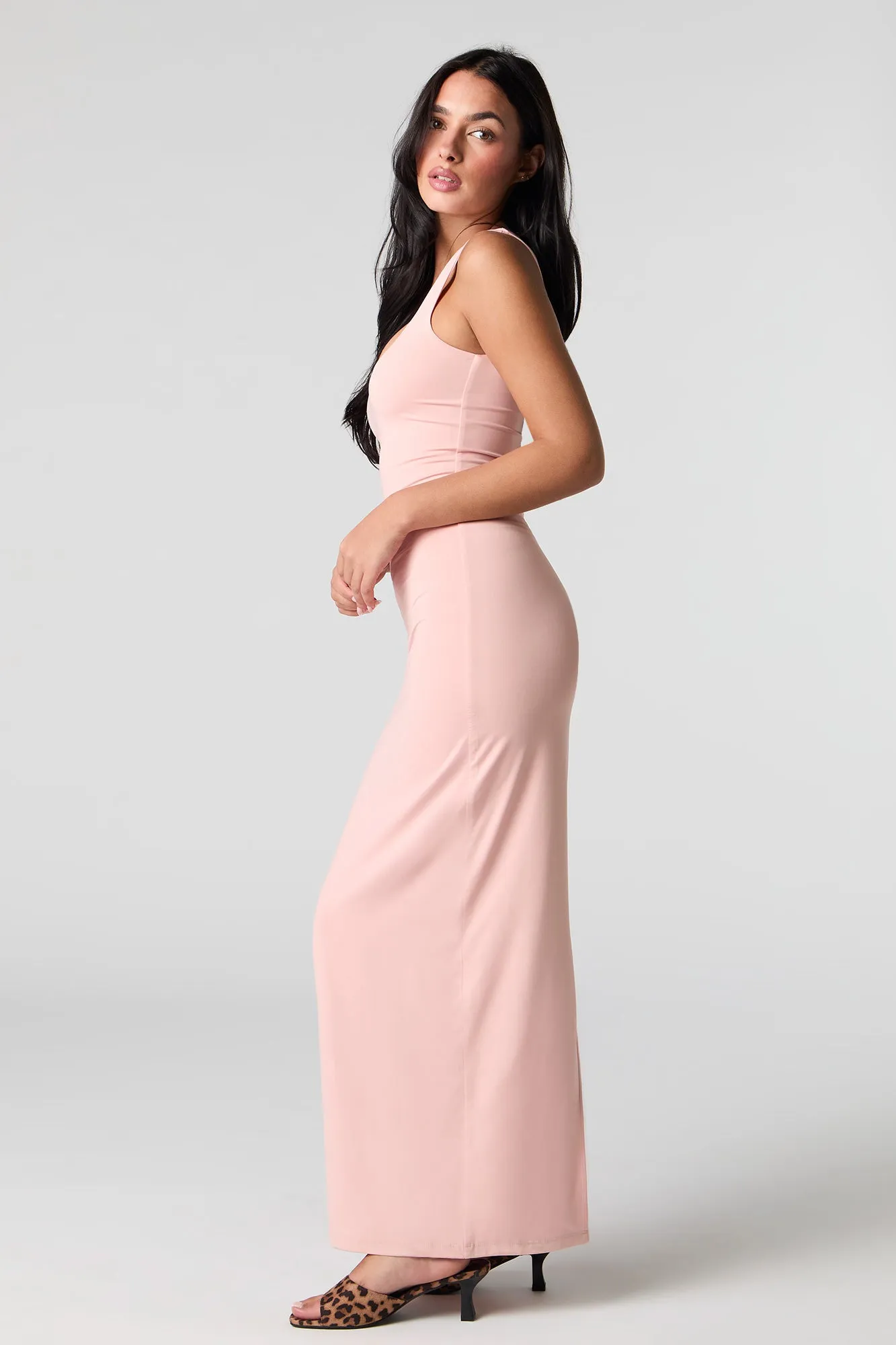 Robe maxi profilée à encolure carrée avec fente au dos
